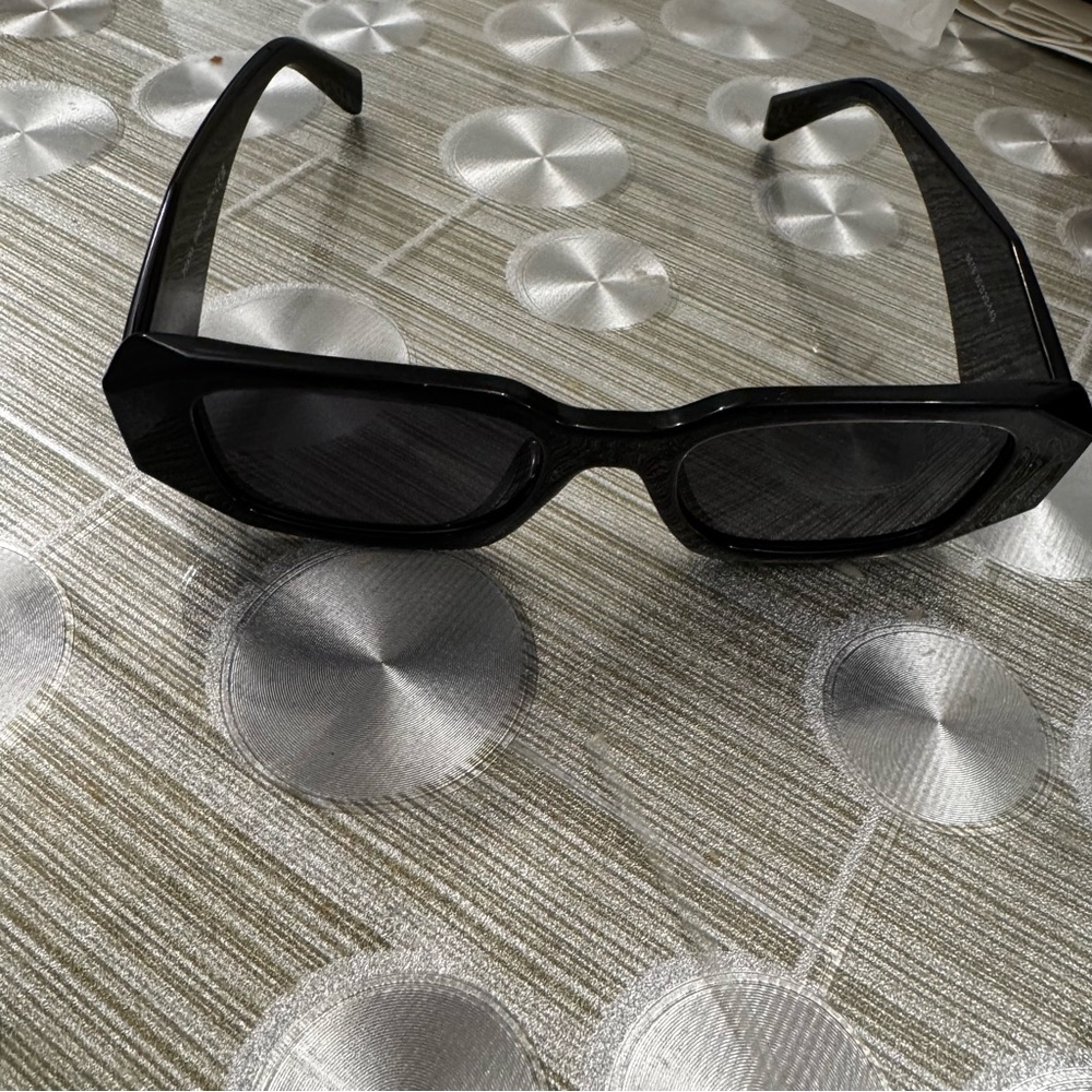Prada Elegant Black Sunglasses - Picture 4 of 7
